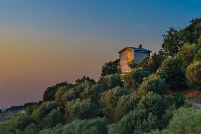 Image de Maison de vacances au milieu d'une oliveraie avec vue fantastique sur la mer