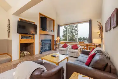 Image de Condo 2 chambres dans les pins avec vue panoramique sur la chaîne Ten Mile!