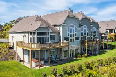Image de Splendide maison de 4 chambres élégamment meublée avec une vue extraordinaire sur le lac!