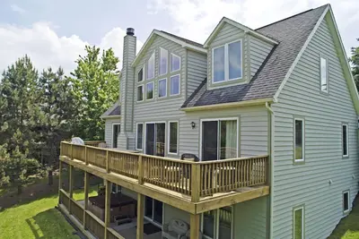 Image de Incroyable maison au bord du lac à distance de marche des pistes de ski!