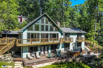 Image de Maison au bord du lac extraordinaire et luxueuse de 4 chambres avec un décor luxueux!