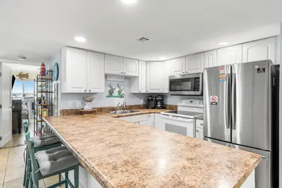 Image de Unité d'extrémité du rez-de-chaussée - littéralement à quelques pas de la magnifique plage (122)