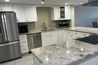 Image de \"Breakers East 403\" ~ Gulf Front 2br / 2ba ~ Nouvellement rénové ~ Configuration de la plage incluse!