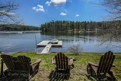Image de Ski Shore: captivant Lakefront Cottage w / quai privé, bain à remous et foyer extérieur!