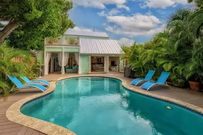 Image de << La Grande Reunion @ Vieille Ville >> Domaine privé et piscine + Derniers Services CLÉS. . .