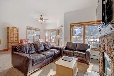 Image de Condo 3 chambres au dernier étage avec vue sur la pente à Hidden River! Marchez vers les pistes!