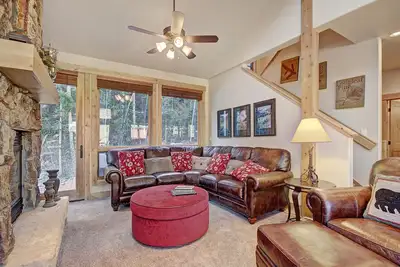 Image de Magnifique maison de ville de 4 chambres! Garage privé, piscine et bain à remous, sur la route de la navette!