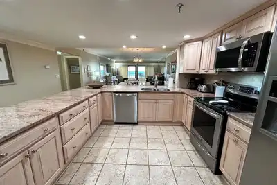 Image de \"Breakers East\" ~ Gulf Front 2br / 2ba ~ Cuisine rénovée / Bains ~ Bch Setup Inclus