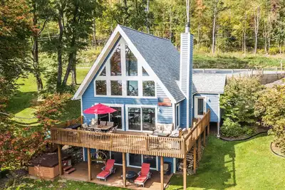 Image de Wispering Waters: Chalet au bord du lac situé au centre!