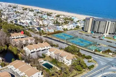 Image de Proche de la plage. Piscine communautaire. Pas De Taxes! 46 pins marins