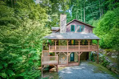 Image de Little Creek Lodge - Cabane Valle Crucis au bord du ruisseau avec bain à remous. . À 10 minutes de Boone!