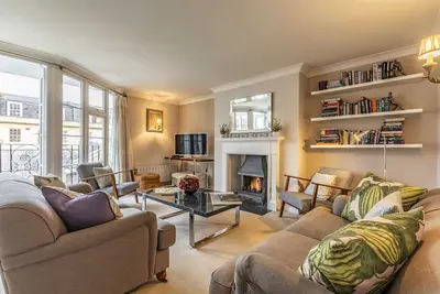 Image de Maison merveilleusement chaleureux et élégant qui dort 6 sur 3 étages séparés