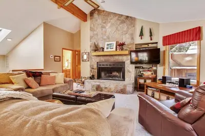 Image de 16 Witchhazel, Sunriver Location de vacances. Pour 8 personnes, Wifi, bain à remous, barbecue, Sharc Aquatics Center, toute l'année Traîneau Hill, Mt. Bachelier, Golf, Deschutes River, Courts de tennis, pistes cyclables
