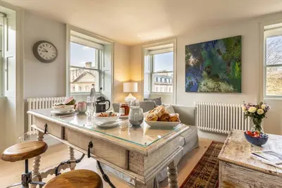 Image de Un délice pour les citadins, ce charmant appartement au 2ème étage pour deux personnes dans le centre de Bath dispose