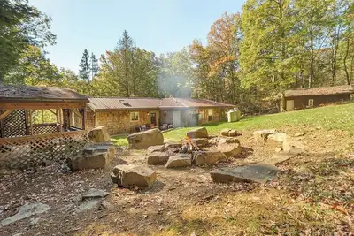 Image de Magnifique Lodge, cour clôturée, pont enveloppant, à quelques minutes d'Ohiopyle!