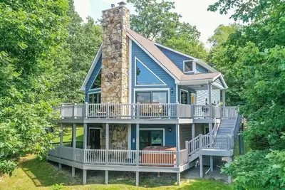 Image de Superbe maison de 4 chambres en bois rond avec bain à remous et vue imprenable!