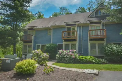 Image de Séduisante maison de ville ski in / ski out 2 chambres avec bain à remous!