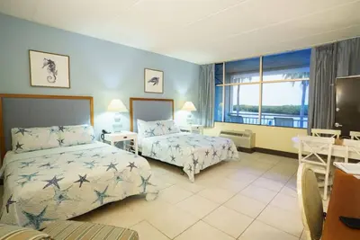 Image de Balcon avec piscine et vue sur le canal! Parking gratuit, Wifi gratuit! Animaux acceptés :)
