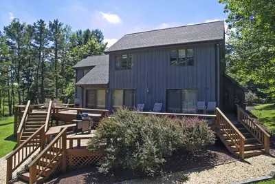 Remarquable maison au bord du lac de 4 chambres sur 4 acres avec quai privé!