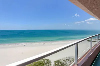 Image de Front de mer avec centre de remise en forme, piscine, bain à remous, barbecue, W / D, Wi-Fi gratuit et câble-12b Crescent Beach Club