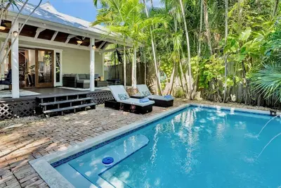 Image de << Havana House @ Solares Hill >> Élégant cottage près de Duval + Derniers Services CLÉS. . .