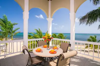 Image de Condo de luxe 2br en bord de mer avec piscine sur le toit dans Premier Community