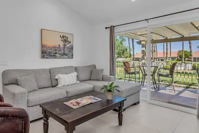 Image de Horizon Palms Condo, près de Indian / W Tennis Garden, accès à la piscine, terrasse privée et grill