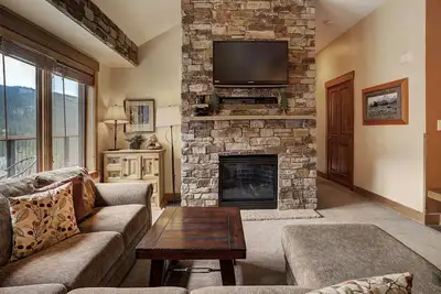 Image de Platinum Luxury Condo dans les ressorts - 1 minute à pied de la télécabine!