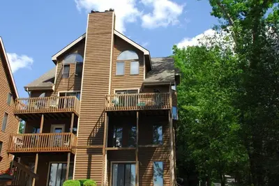 Image de Maison de ville pittoresque au bord du lac avec 3 chambres et vue sur la montagne et le lac!