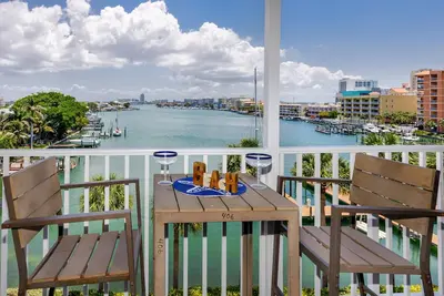 Image de Vues sur la marina, balcon, cuisine haut de gamme, W / D, câble gratuit et Wi-Fi, à pied de tout! - 406 à quai