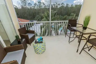 Image de Condo à Coral Falls avec vue incroyable sur la piscine depuis la véranda avec moustiquaire privée - Barbecue communautaire et aire de pique-nique