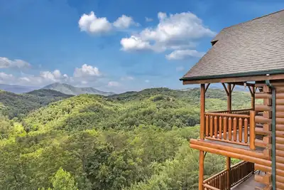 Image de Vues panoramiques incroyables sur les montagnes, accès à la piscine, billets d'attractions Gratuits dans la région.