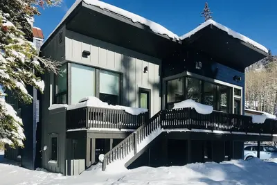 Image de Creekside - cabine populaire dans les arbres Ă travers la rue de Brighton Ski Resort