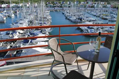 Image de Appartement de première ligne avec deux lits sur la marina, piscine partagée et superbes vues sur la marina et la mer