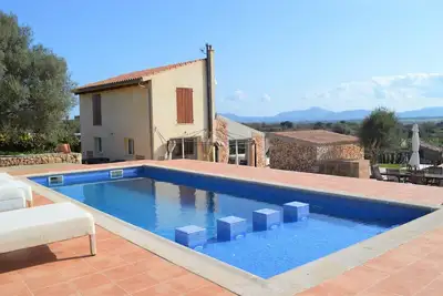 Image de Finca tranquille avec système d'énergie autonome, climatisation et piscine.