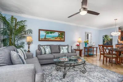 Image de Marcher à la plage du Lido et Armand Cir, Wifi / Dvd inclus, Condo unité de coin récemment rénové