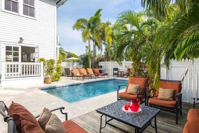 Image de << Southernmost Hospitality Vii @ Upper Duval >> 7 Suites + Derniers Services CLÉS. . .