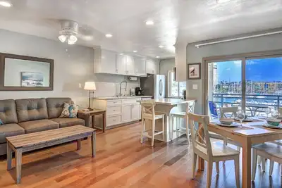 Image de Pas du sable! Fraîchement décoré avec vue sur le port - Marina Del Mar 307b