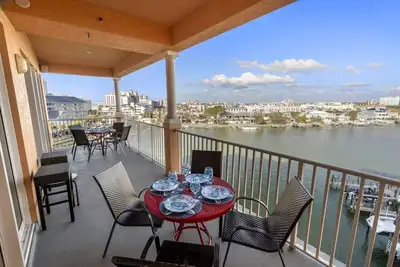 Image de Bord de l'eau pour animaux de compagnie avec glissement de bateau, W / D, grand balcon, garage, piscine, bain à remous-603 Harborview