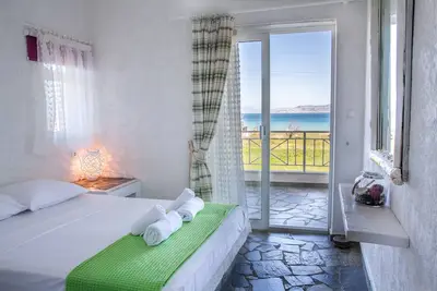 Condo Konstantinos. Deuxième étage avec deux grands balcons (vue mer et montagne)