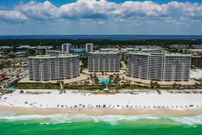 Image de Le Luxe en Bord de mer à son Meilleur Dans Cette rue aux Coquillages Argentés Unité Croix! Croisière Familiale Gratuite Avec les Dauphins!