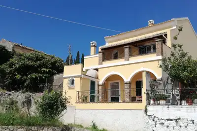 Image de Maison familiale traditionnelle avec de grands balcons et un emplacement stratégiqueAMA67704