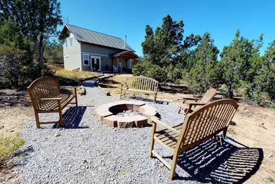 Image de Cottage de cèdres isolé avec ciel nocturne époustouflant!