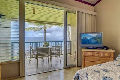 Image de Direct Oceanfront - étapes de la baie de Napili - Oceanfront - Napili Shores I -273 - Great Fall Rates!