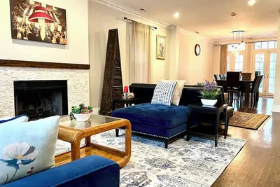 Image de Maison spacieuse dans la vieille ville: promenade jusqu'à la vie nocturne et Mag Mile; Parking pour 3 voitures