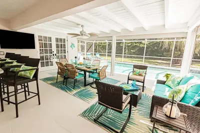 Image de Projeté dans Lanai avec piscine chauffée et salle à manger-2 blocs à Naples Beach Hotel / Golfe du Mexique-Coquina Sands