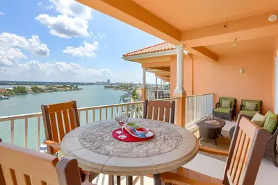 Image de Marina View Penthouse with Boat Slip, Wi-Fi gratuit et câble, Dvd, W / D, piscine - 801 Harborview Grande