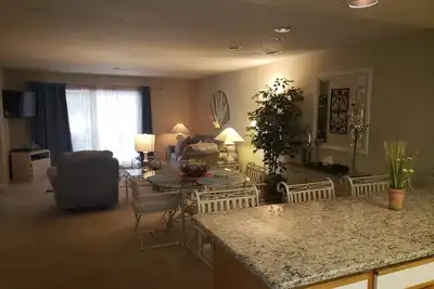 Image de Appareils De Nouvelle Cuisine! ! Grand condo au rez-de-chaussée près du golf et de l'autoroute 76. Piscine intérieure / extérieure. Bidet! !