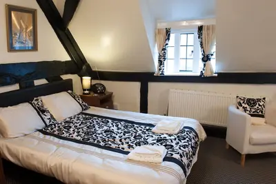 Image de Appartements au premier étage accueillant les chiens dans une chaumière historique à New Forest.