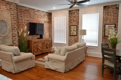 Image de Condo de luxe historique sur le thème de la culture locale, à deux pâtés de maisons du quartier français